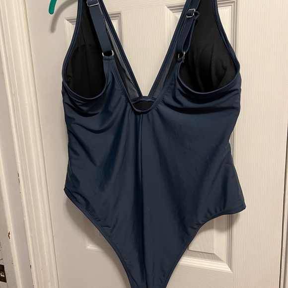 Beautiful one piece, bathing suit size XL/1X 14/16 - Picture 3 of 3